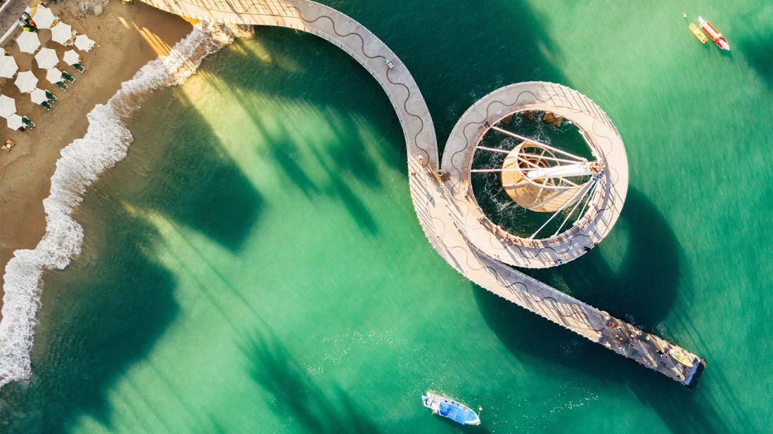 Despite its name, Playa Los Muertos is anything but gloomy.